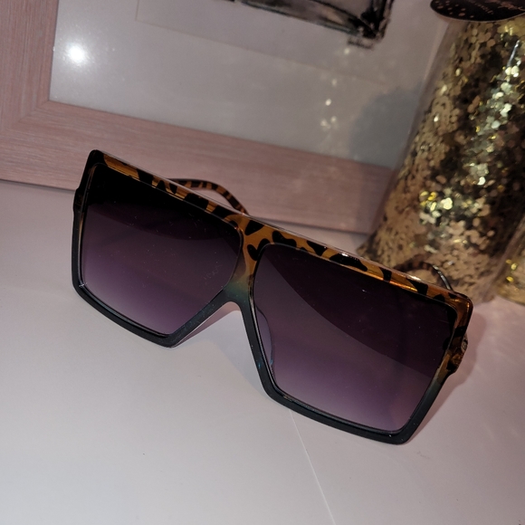 Extra large frame sunglasses NWT - Picture 3 of 3